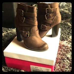 Size 6 BRAND NEW dark brown boots